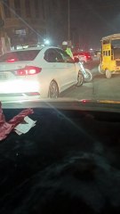 سرگودھا میں گاڑی والے نے گاڑی ٹریفک پولیس والے کے اوپر چڑھا دی قسمت سے پولیس والا بچ گیا