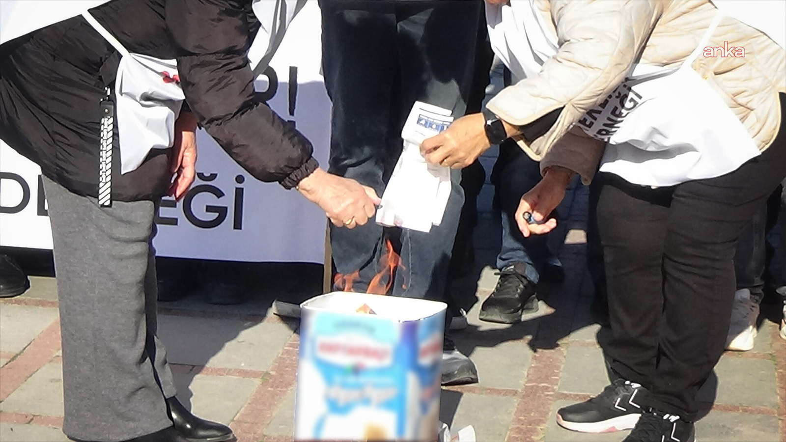 Emekliler Edirne'de faturalarını yaktı! Edirne Emekliler Derneği Başkanı Yaz: Ödediğimiz primlerin karşılığını talep ediyoruz