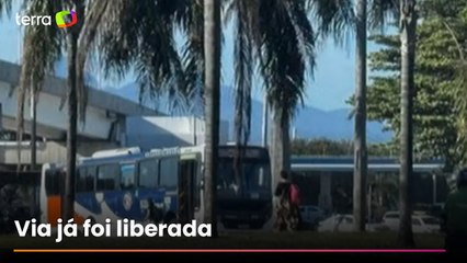 Bandidos fazem barricada com ônibus e bloqueiam único acesso ao Galeão, no Rio