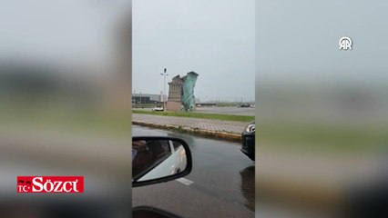 40 metrelik Özgürlük Heykeli, rüzgara dayanamadı