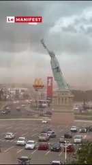 EN VIDÉO : Une réplique de la Statue de la Liberté renversée par de violentes rafales de vent à Guaíba, dans la région de Porto Alegre, au Brésil.