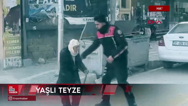 Hatay'da yolun karşısına geçmekte zorlanan yaşlı kişiye polis yardım etti