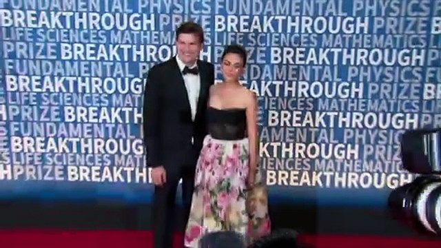 Mila Kunis Called Out Reese Witherspoon & Ashton Kutcher Over Their ‘Awkward’ Red Carpet Photos