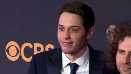 Pete Davidson & Emily Ratajkowski Hug As They’re Seen Together In 1st Video On Low-Key Date Night