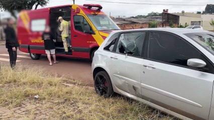 Jovem de 20 anos fica ferida após acidente entre moto e carro no Jardim Veneza
