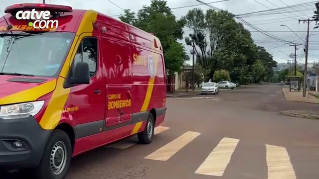 Jovem fica ferida em batida entre carro e moto no Cascavel Velho