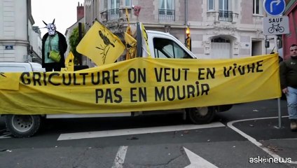 Proteste degli agricoltori in Francia, blocchi e trattori