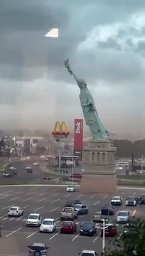 Découvrez les images impressionnantes d’une réplique de la statue de la Liberté qui s’effondre au Brésil à cause de vents violents soufflant à plus de 80km/h