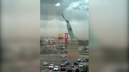 Crolla la Statua della Libert? travolta dal vento in Brasile