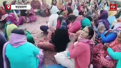 अगस्त्यमुनि स्पोर्ट्स स्टेडियम निर्माण का विरोध तेज, जेसीबी के सामने धरने पर बैठे ग्रामीण, तीखी नोकझोंक