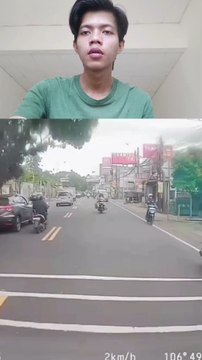 waduh !! pengendara motor nya tiba tiba nabrak mobil di depan nya