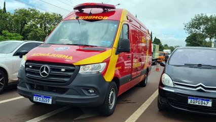 Mulher machuca a mão em cilindro de pastelaria no Centro de Cascavel