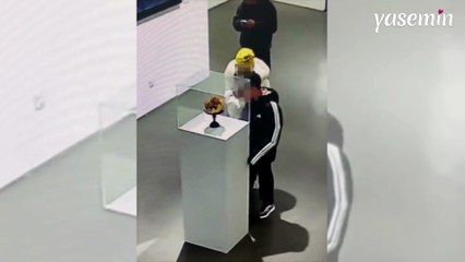 Çin'de akıllara durgunluk veren olay: Sergiyi gezen çocuk paha biçilemez tacı düşürdü!