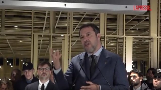 Salvini all'inaugurazione della Metro C a Roma: «Ci sono metro che uniscono e ponti che dividono, non capisco perché»