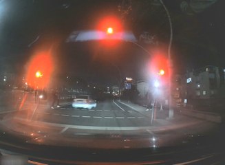 Kırmızı ışıkta durmadı; yaya ölümden döndü