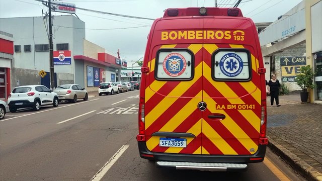 Mulher é socorrida pelo Siate após cair na calçada na Rua Rio Grande do Sul