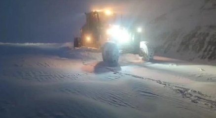 Siirt'te beyaz esaret: Kar yolları tıkadı