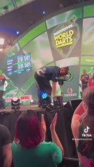 Bochornosa escena en el mundial de dardos: pierde, se quema la mano y destroza la mesa...