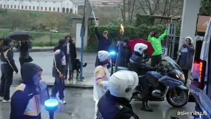 Milano Cortina, la fiamma olimpica sfida la pioggia in Sicilia