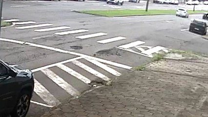 Imagens mostram momento de batida entre dois carros no Centro de Cascavel