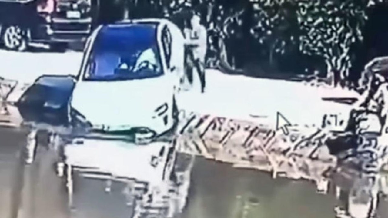 Parcheggio automatico fuori controllo: una Xiaomi SU7 rischia di finire in uno stagno