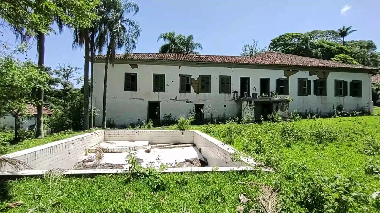 FANTÁSTICO CASARÃO ABANDONADO NO ALTO DE UMA COLINA, E CERCADO POR UMA FLORESTA