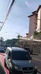 Carro capota após acidente e causa congestionamento em bairro da orla de Salvador; assista