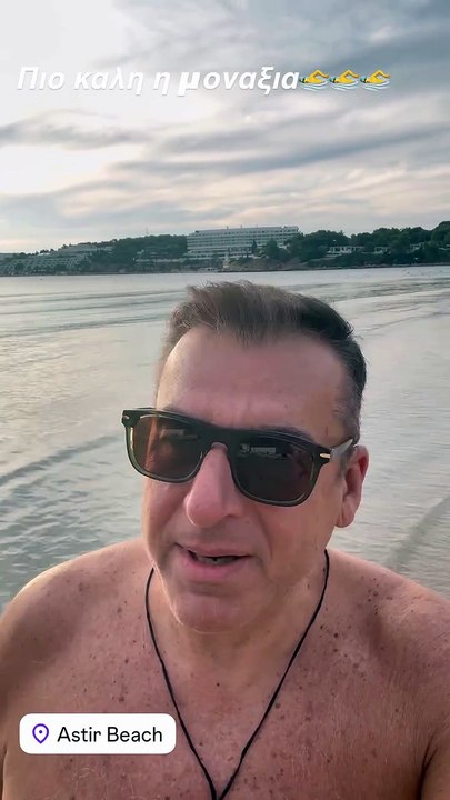 O Λιάγκας εύχεται χρόνια πολλά και καλές γιορτές από την παραλία μετά από βουτιά!