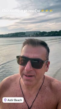 O Λιάγκας εύχεται χρόνια πολλά και καλές γιορτές από την παραλία μετά από βουτιά!