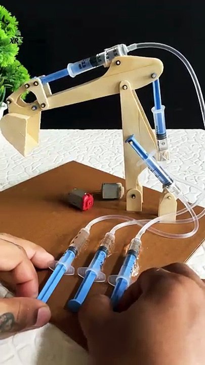 Excavator mechanism with hydraulic power