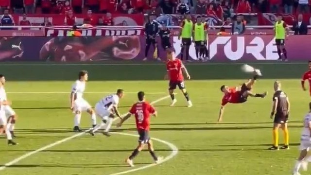 Questa rovesciata da fuori area è il gol più bello del 2025: all'argentino Santiago Montiel il premio Puskás