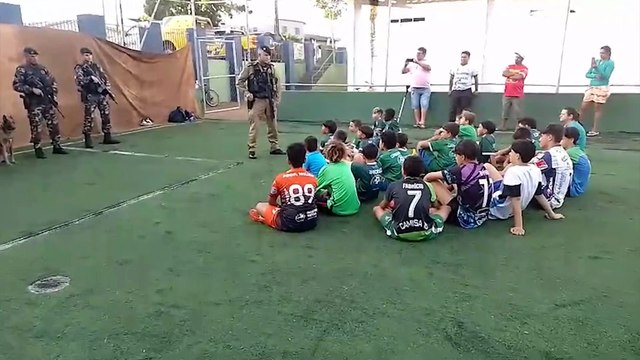 Visita especial: Coronel Divonsir ministra palestra motivacional para jovens atletas