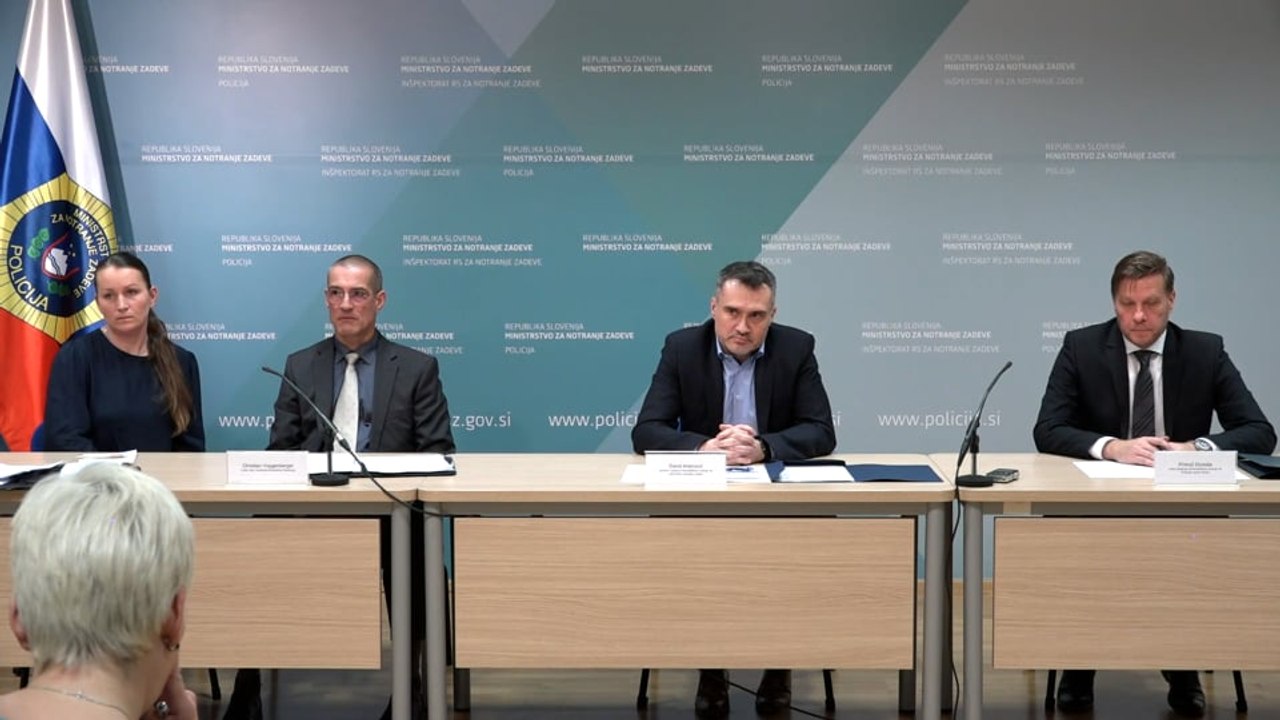Novinarska konferenca o razbitju kriminalne združbe, ki se je ukvarjala s preprodaje droge