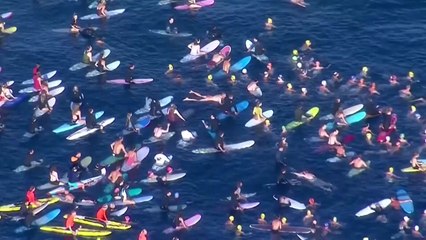 [나우쇼츠] 총기 참사 닷새 만에 다시 바다로...서퍼들의 추모행사 / YTN