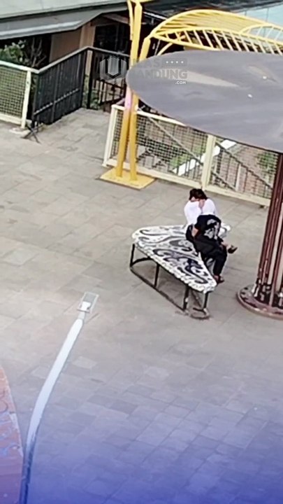 Viral Aksi Tak Pantas Muda Mudi di Skywalk Teras Cihampelas Bandung