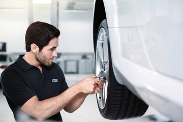 ವೈರಲ್: ಗ್ಯಾರೇಜ್‌ನಲ್ಲಿ ಮಹಾದುರಂತ, ಮೆಕ್ಯಾನಿಕ್‌ ಮೇಲೆಯೇ ಬಿದ್ದ ಕಾರ್!