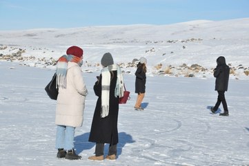 Çıldır Gölü buz 'nde kış masalı: Atlı kızaklarla buz üstünde sezon açıldı!
