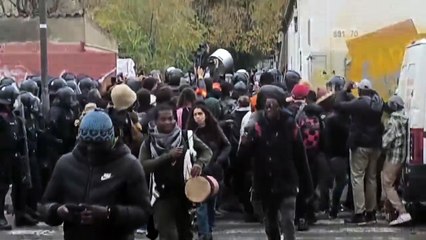 Cargas policiales en el mayor desalojo de España, en Badalona