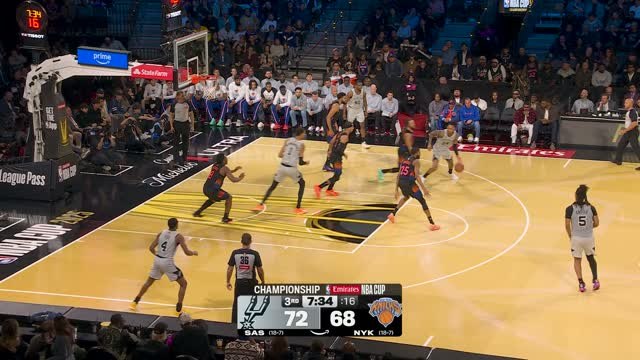 Wemby makes insane reverse alley-oop
