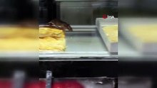 İzmir’den iğrenç görüntü: Börek tezgahlarında fare cirit attı