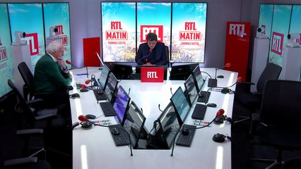 Roger-Pol Droit : "On parle plus ces jours-ci du Père Noël que de Poutine, de Trump, de Macron ou même de Sarkozy"