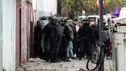 Los Mossos desalojan a decenas de personas del antiguo instituto B9 de Badalona