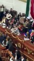 Murros e puxões de cabelo. Sessão no Parlameno do México interrompida