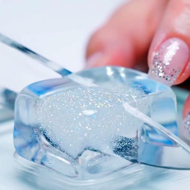 Glass ice cubecutting