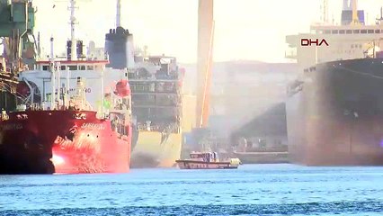 İstanbul'da tersanede demirli gemide yangın