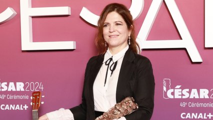 « Je n’ai pas compris ce qu’il m’arrivait » : Agnès Jaoui se confie cash sur un traumatisme lié à sa poitrine  (VIDEO)