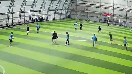 Halı saha boks ringine döndü! O anlar kamerada