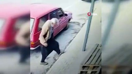 Mersin’de içleri ısıtan görüntü: Çamurlu ayakkabısını çıkardı, çorapla markette alışveriş yaptı