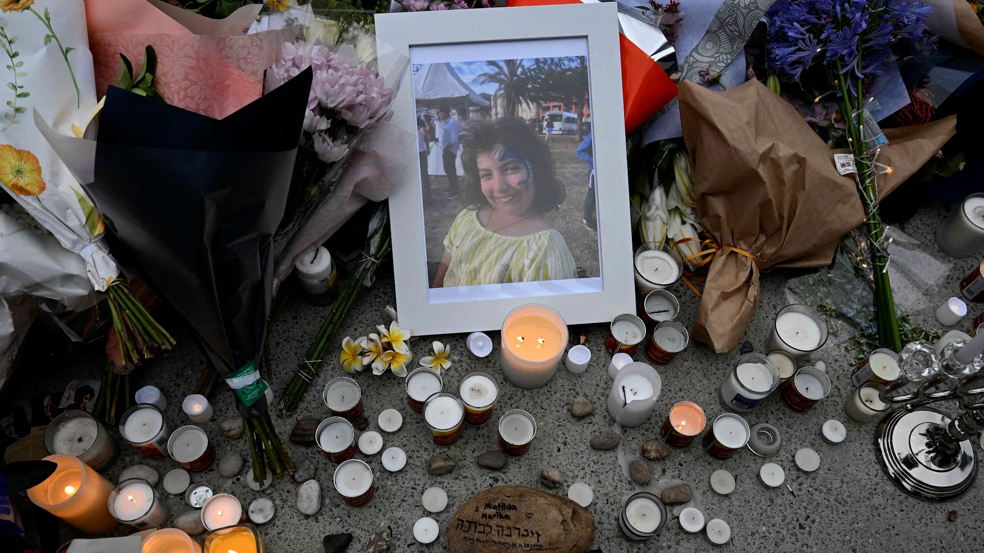 Los padres de Matilda, la v�ctima m�s joven del reciente tiroteo masivo ocurrido en la playa Bondi de S�dney, asistieron el martes a una vigilia en memoria de su hija, compartiendo su profundo dolor por la p�rdida. Matilda, de 10 a�os, fue la persona de menor edad entre las 15 v�ctimas mortales del ataque perpetrado por dos hombres armados el domingo por la noche. El incidente tuvo lugar durante una celebraci�n de Hanukkah en la famosa playa, y ha sido clasificado oficialmente por el comisionado de la polic�a federal australiana como un ataque terrorista inspirado por el grupo Estado Isl�mico.