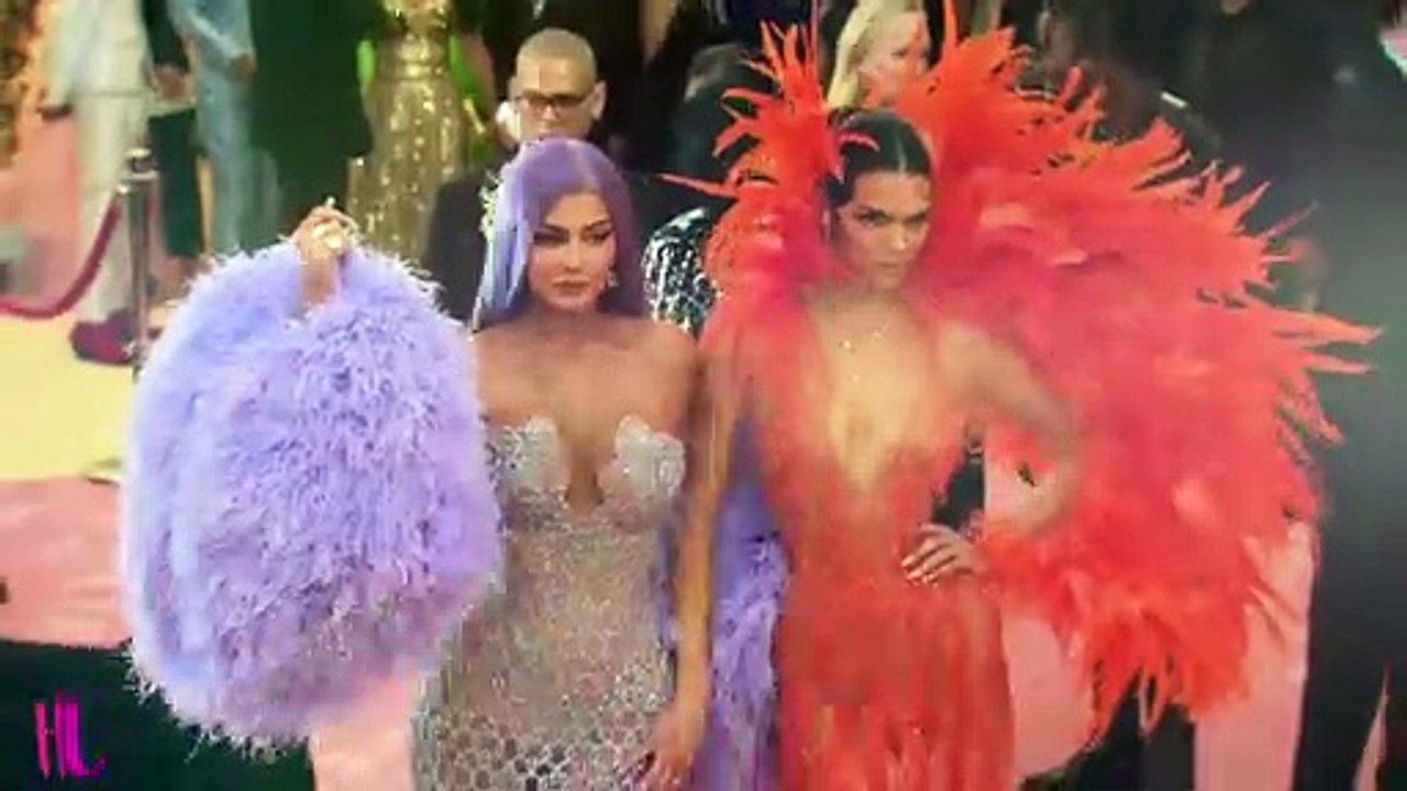 Kylie Jenner Cries Over Kendall Jenner's Emotional Story About Self Confidence